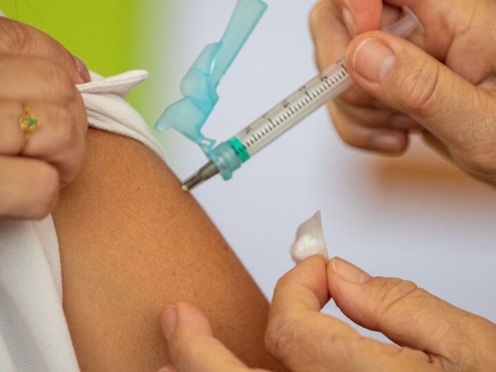 Vacinação contra a covid-19 precisa ser mantida em dia e ampliada