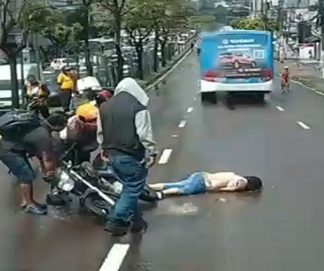 Mulher cai da garupa de motocicleta e morre com cabeça esmagada por ônibus na avenida Djalma Batista