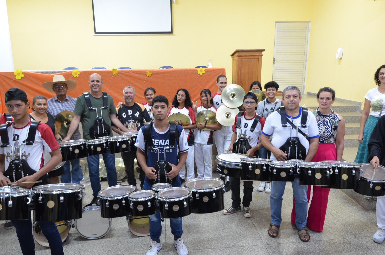 Ismael Crispin fortalece cultura com entrega de instrumentos para banda de fanfarra em Candeias do Jamari
