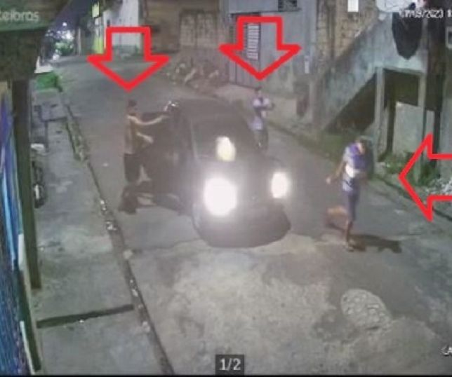 Vídeo mostra momento que dois pistoleiros descem de carro, atiram e matam ex-presidiário em rua no bairro do Novo Aleixo,