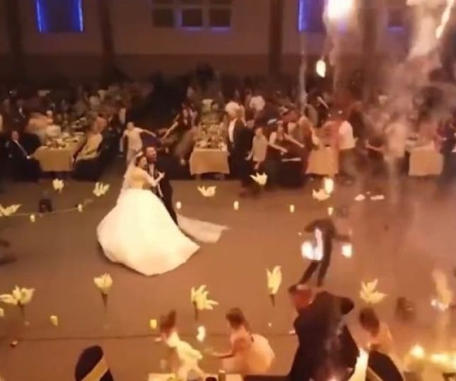 Vídeo mostra o início de incêndio em casamento onde mais de 100 pessoas morreram
