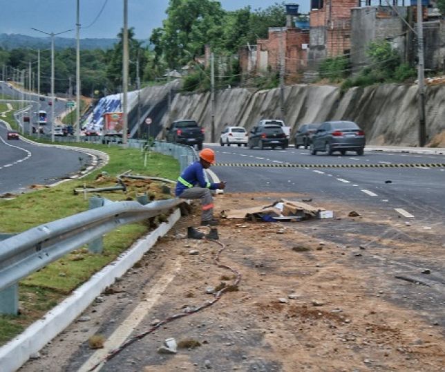 Caminhão de entulhos derruba poste e mata esmagados dois trabalhadores na avenida do turismo, bairro do Tarumã