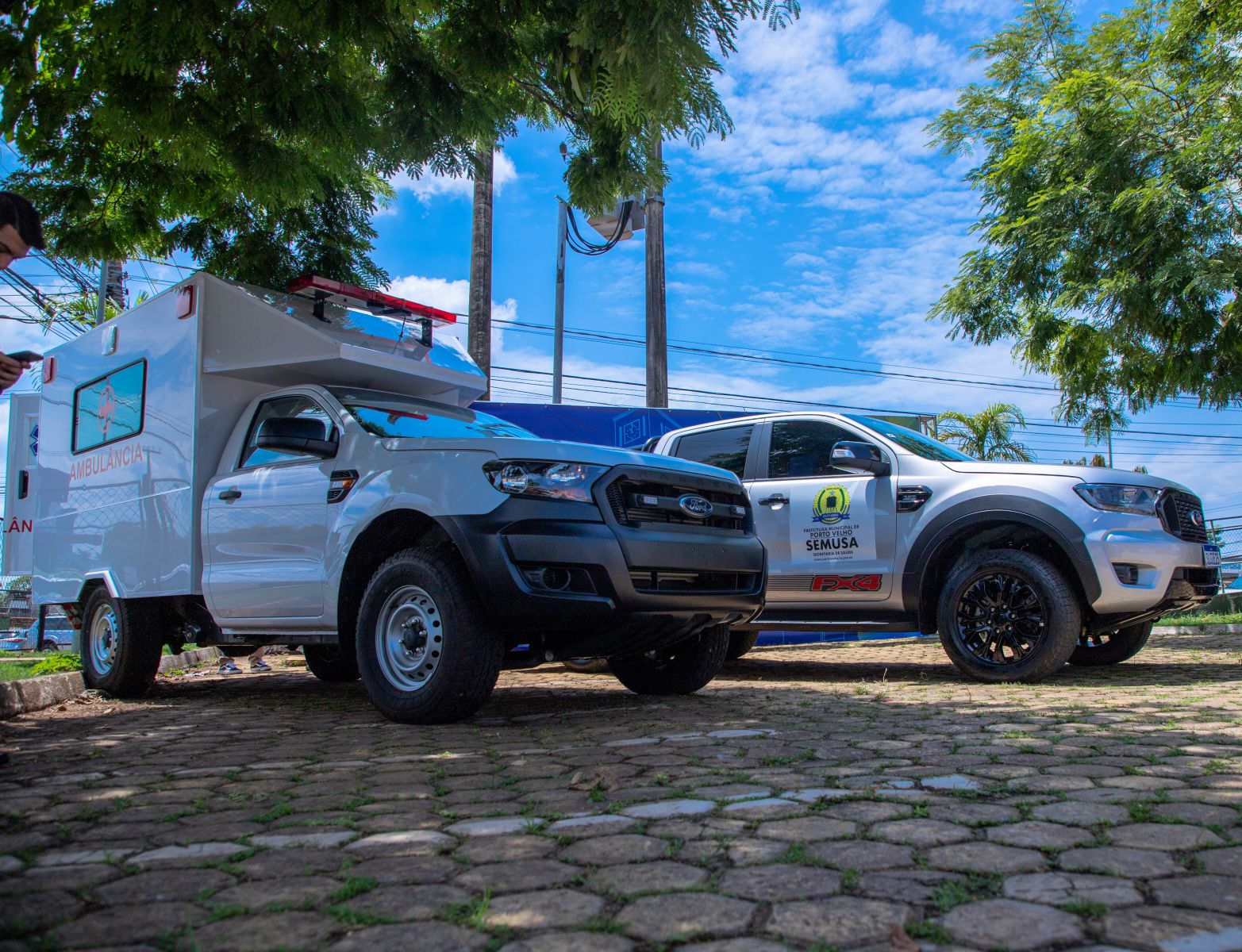Porto Velho Prefeitura entrega ambulância e duas caminhonetes para reforçar a saúde na zona rural