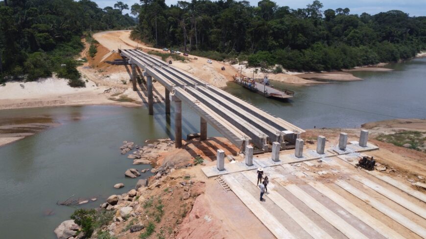 Obra da ponte do rio Jamari avança para fase de conclusão, após instalação das vigas pré-moldadas