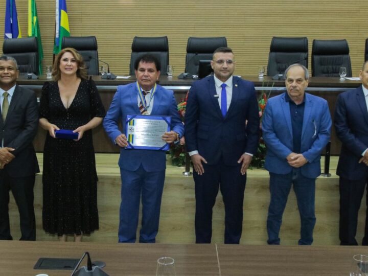 Deputado Ribeiro entrega título de cidadão honorário e medalha do mérito ao advogado Hélio Vieira