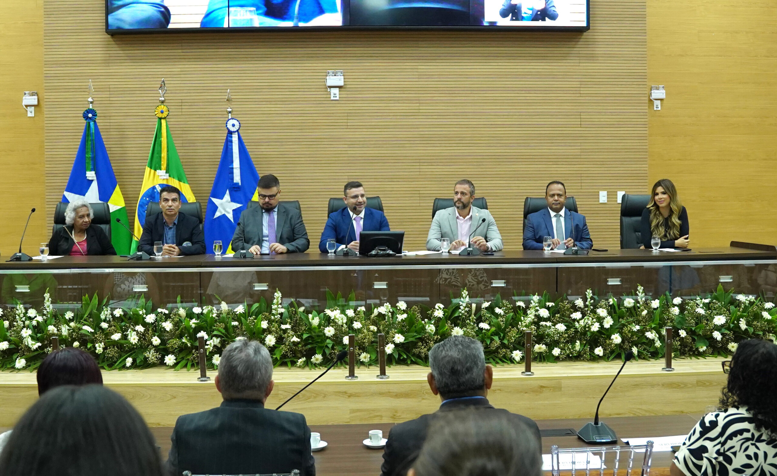 Deputado Ribeiro do Sinpol entrega votos de louvor para personalidades e jovens da Comissão da OAB