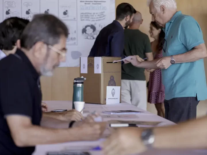 Eleitores argentinos no Brasil votam por defesa da democracia