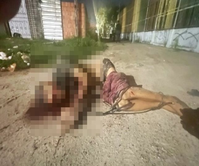 Criminosos torturam homem em área de mata e depois executam no meio de campo de futebol na comunidade parque São Pedro