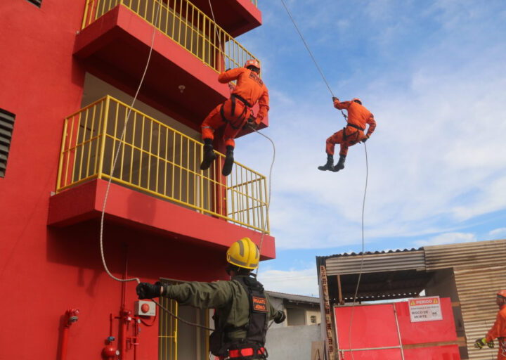 Governo do Estado entrega torre de salvamento ao Corpo de Bombeiros reforçando o treinamento de resgate em alturas
