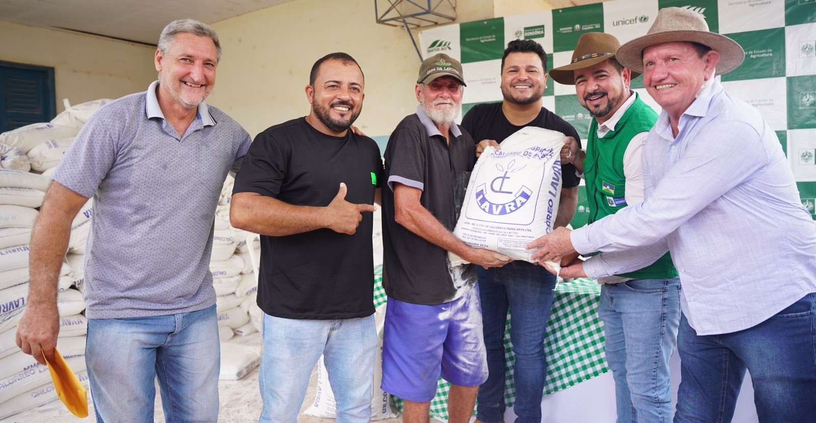 Marcelo Cruz investe na agricultura familiar com 30 toneladas de calcário para Cujubim