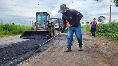 Governo de RO realiza obras de manutenção no asfalto da Rodovia-473 sentido município de Urupá
