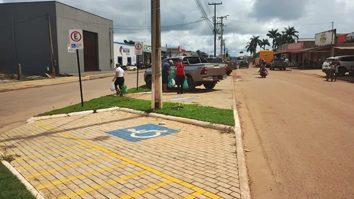 Com ação do deputado estadual Luizinho Goebel junto ao Estado construção de estacionamento e calçada foram concluídas em Cerejeiras